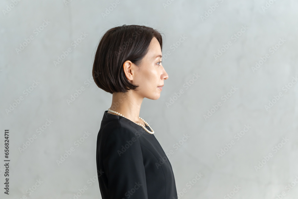 葬式に列席する女性 葬式に列席する女性