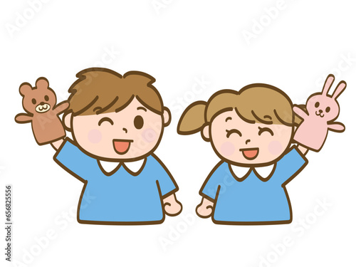 動物のパペットで遊ぶ男の子と女の子_保育園児の兄妹