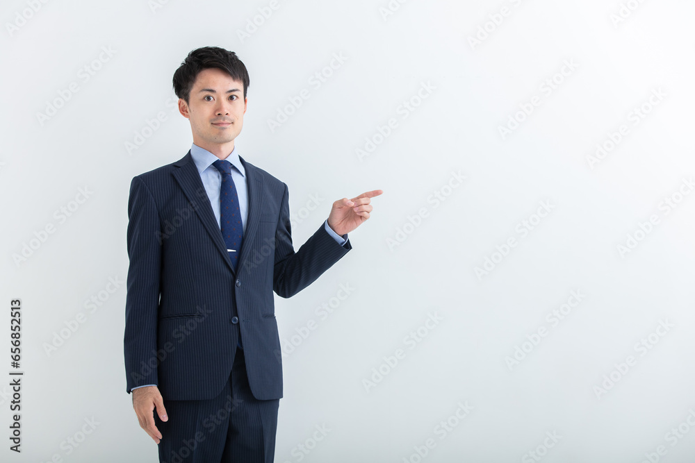 スーツを着てハンドサインする男性 Business スーツを着てハンドサインする男性 Business