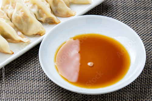 Foto 餃子のたれ。小皿に入れられて餃子の横に置かれたもの。