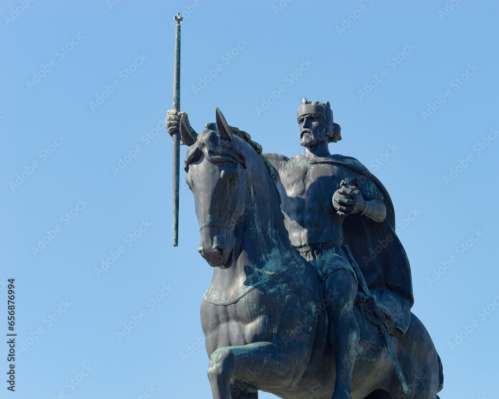Obraz premium Close-up pgoto of a statue of King Tomislav with a clear blue sky in the background in Tomislav Square, Zagreb Croatia