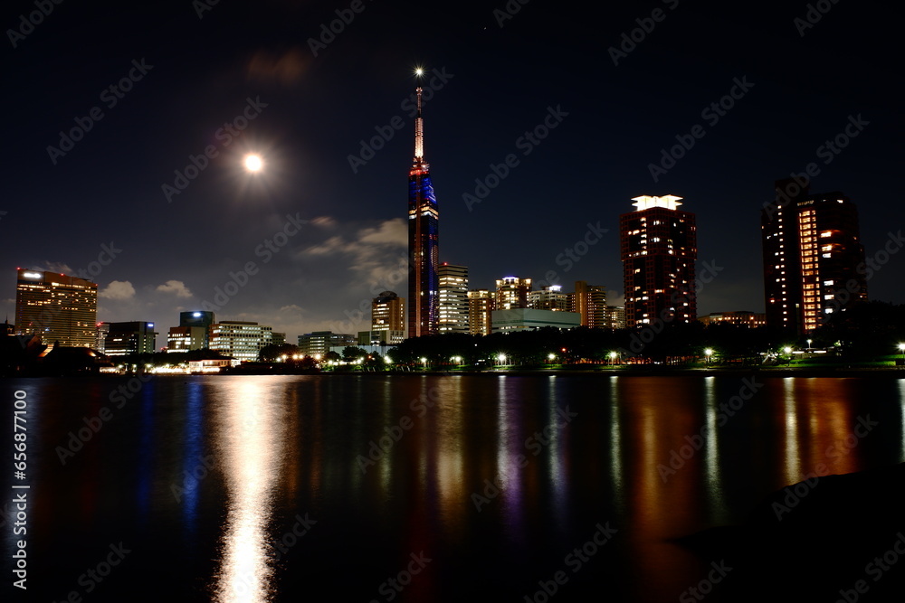 Obraz premium シーサイドももち海浜公園 夕暮れ マジックアワー