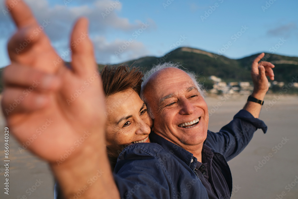 © Westend61 - Happy senior couple having fun together at beach © Westend61 - Happy senior couple having fun together at beach