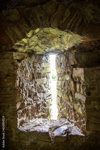 Okno obronne, strzelnicze, w murze średniowiecznego zamku © Sebastian
