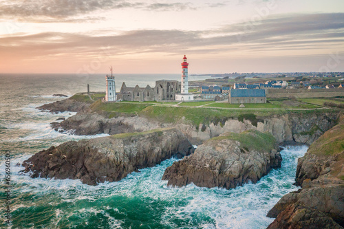 Fotografie Phare de la pointe Saint Mathieu a l'entrée de la rade de Brest en region Bretagne, departement du Finistere, coucher de soleil et prise de vue drone