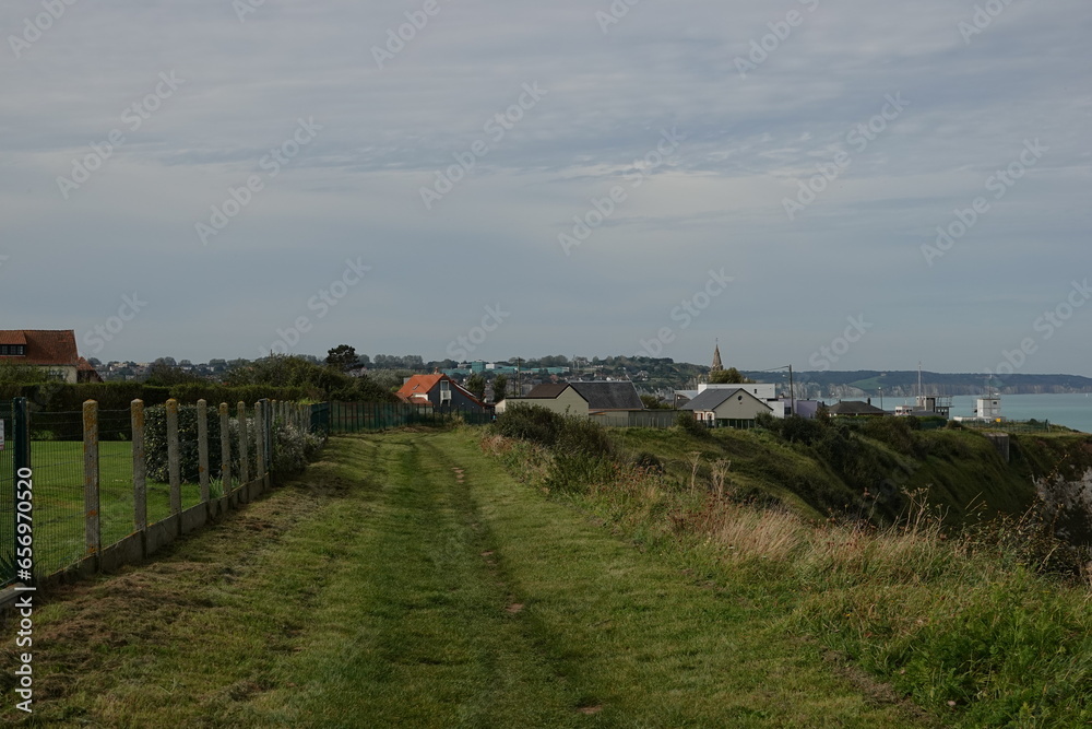 Fototapeta premium Sentier de balade sur les hauteurs de Dieppe en Normandie