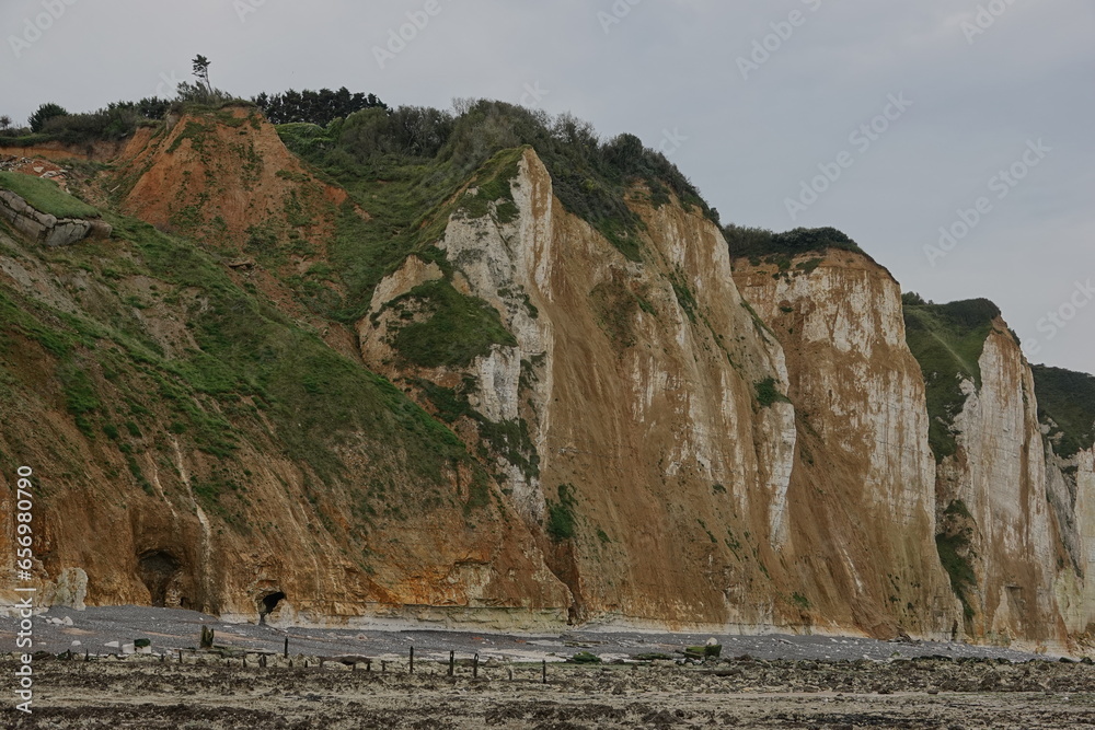Vue sur les falaises et la plage de Dieppe en Normandie