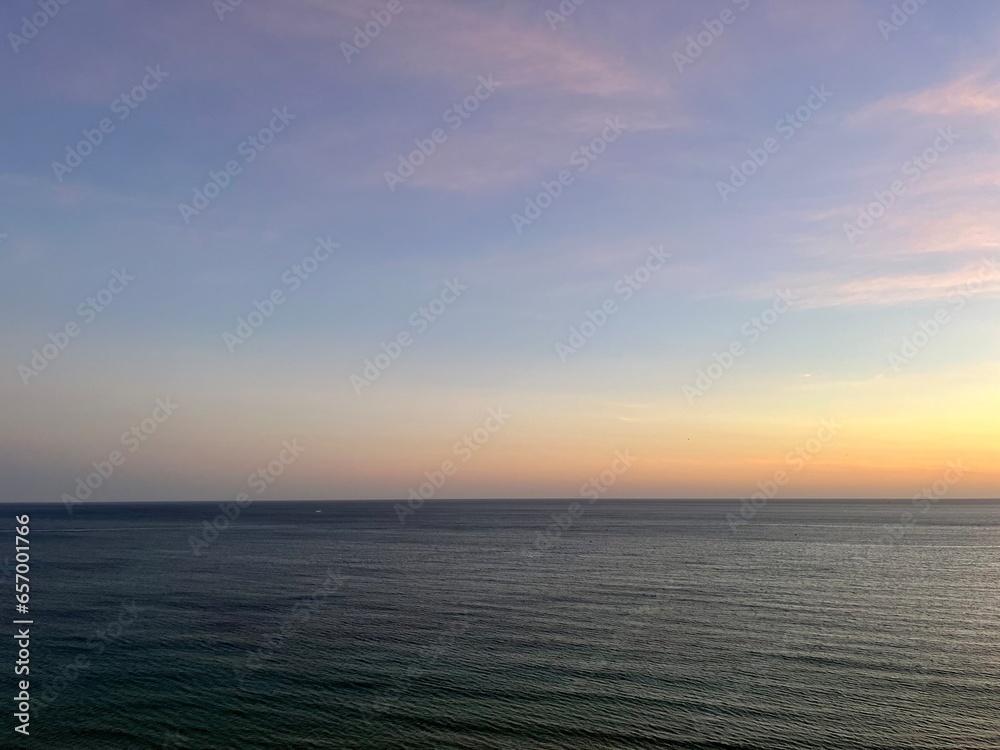 Obraz premium Natural sunset sea background, sunset sea horizon, quiet and peaceful