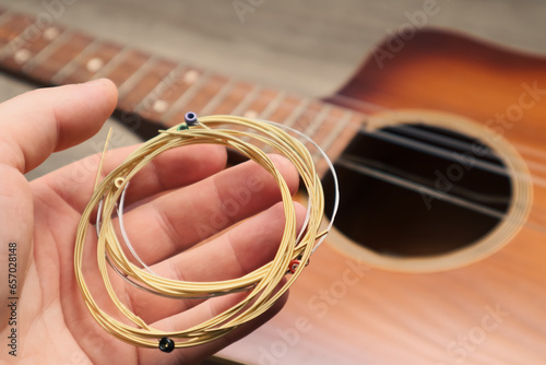 Foto The musician replace the new guitar strings