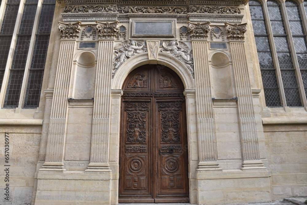 Porte à pilastres de l'église Saint-Nicolas-des-Champs à Paris. France