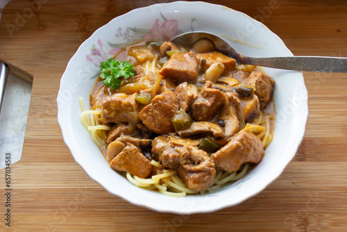 Leckerer Gulasch mit Nudeln