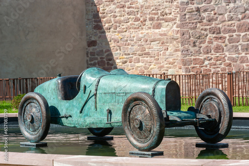 Bronzeplastik eines Bugatti Type 35 Grand Prix in Molsheim. Departement Bas-Rhin in der Region Elsass in Frankreich photo