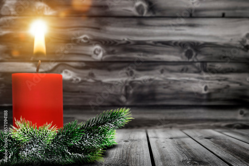 Rote Kerze auf Holzhintergrund und Tannenzweig