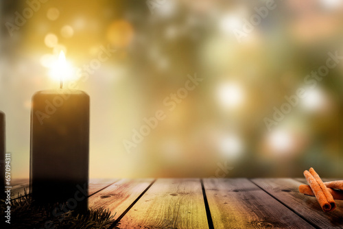 Unscharfer Hintergrund mit Bokeh-effekt und Holztisch im Vordergrund