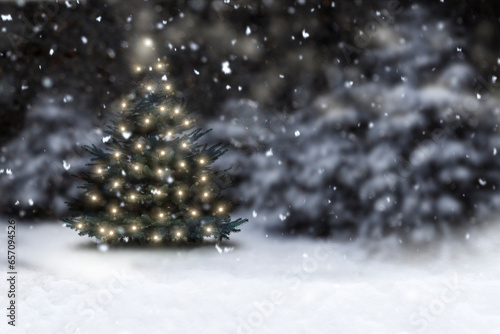 Unschafer Hintergrund mit Verschneiten Tannenbäumen und Weihanchtsbaum