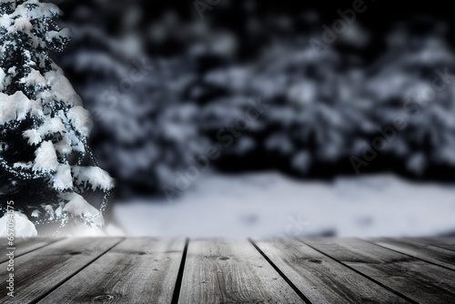 Unschafer Hintergrund mit Verschneiten Tannenbäumen und Weihanchtsbaum