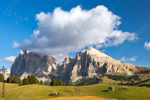 Hütte auf der Seiser Alm, Alpe di Siusi, vor Langkofel und Plattkofel, Südtirol photo