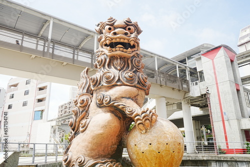 Obraz na płótnie Shiisa or Lion Statue in Naha, Japan - 日本 沖縄 那覇 牧志 さいおん うふシーサー w salonie