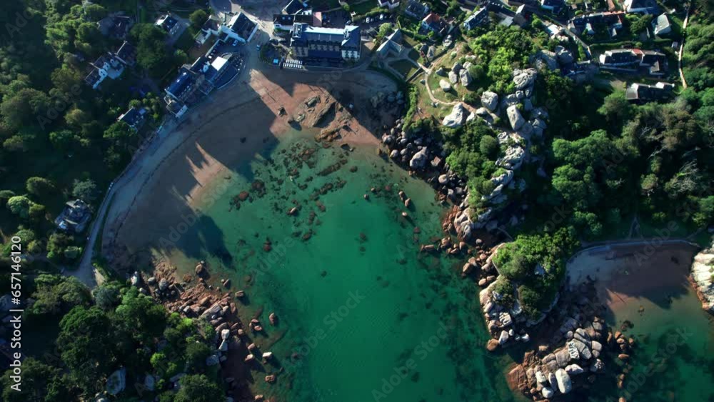 Ploumanac'h est un bourg de la commune de Perros-Guirec du département des Côtes-d'Armor, un haut lieu touristique breton.