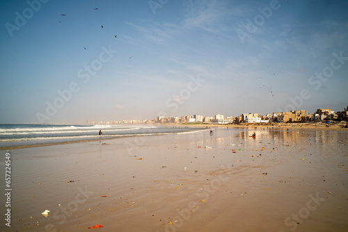 une plage dans le quartier périphérique de Yoff à Dakar au Sénégal en Afrique de l'Ouest photo