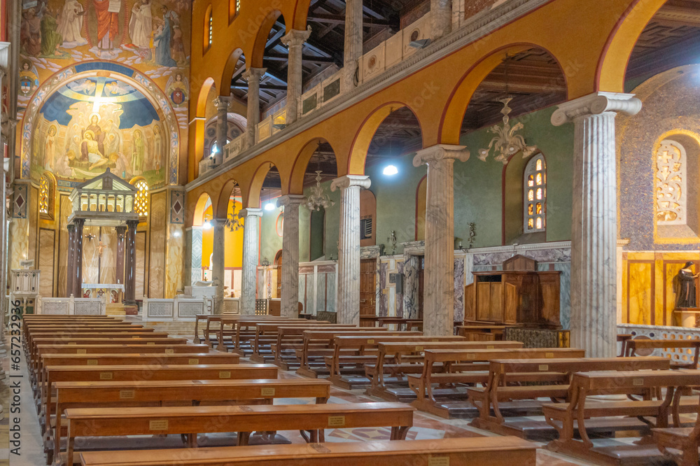 Intérieur de l'Église d'Argentine Santa Maria Addolorata sur la place de Buenos Aires, à Rome, Italie.	