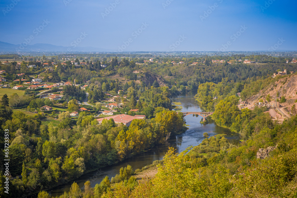 Vue depuis le Belvédère du Barrage de Villerest Vue depuis le Belvédère du Barrage de Villerest