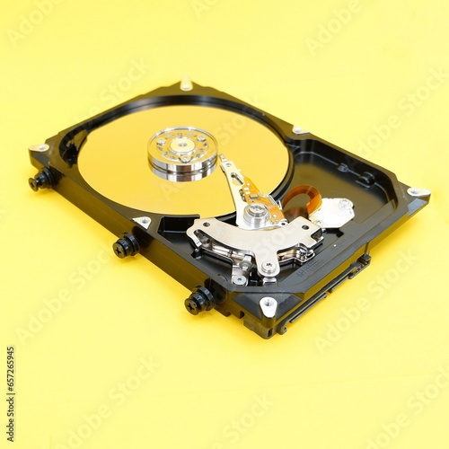 Anti-vibration screws for a 3.5-inch hard drive in a PC case, with a rubberized bolt with damper washers to reduce HDD noise and vibration, open the hard drive cover photo