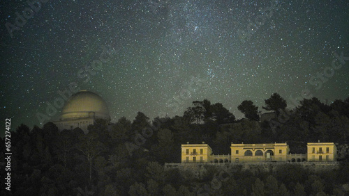 Ciel étoilé avec la voie lactée sur la coupole de l'observatoire Nice Côte d'Azur