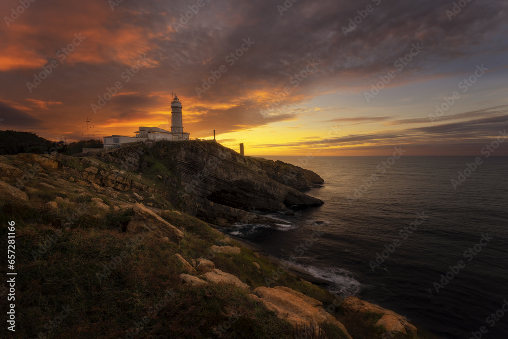 Atardecer en el Faro de Cabo mayor Atardecer en el Faro de Cabo mayor