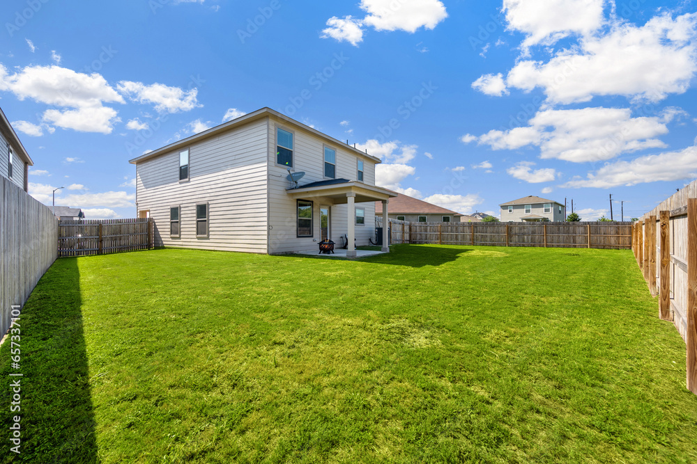 Obraz premium a back yard with a green lawn 