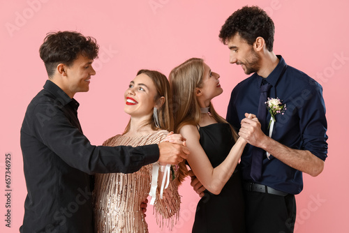 Beautiful prom couples danc...