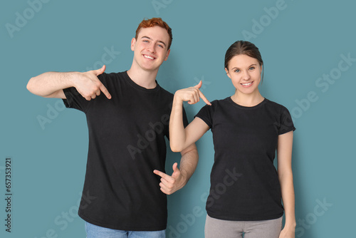 Young couple pointing at th...