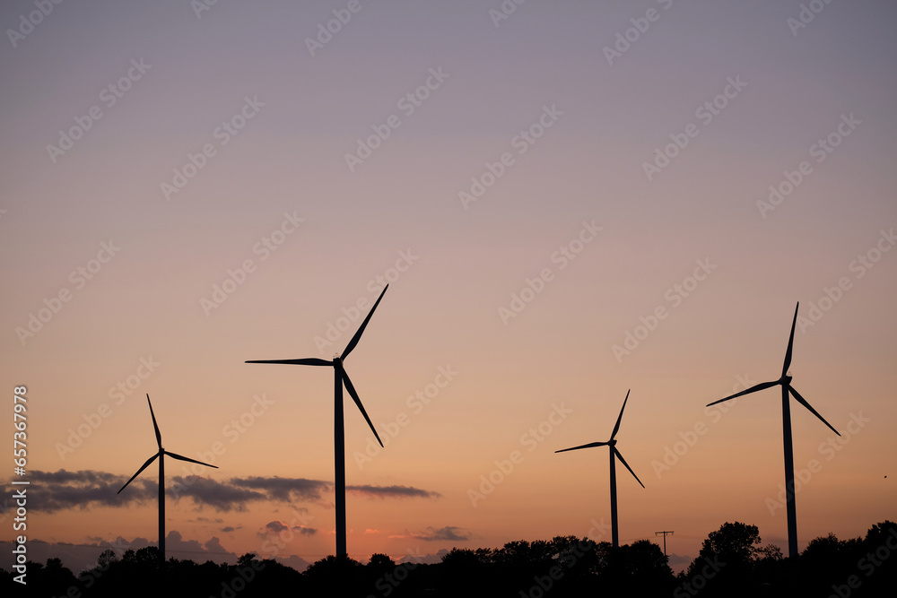 Windkraftanlagen im Sonnenuntergang - stimmungsvolle Szenerie