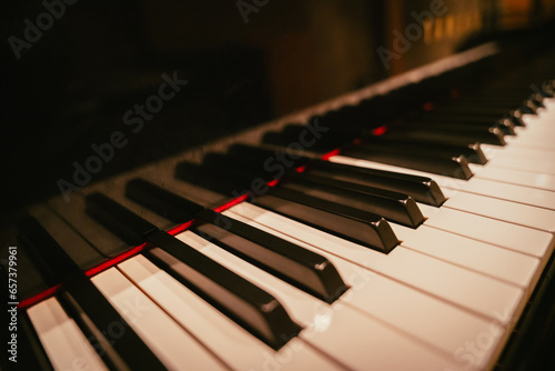ステージのアコースティックピアノ