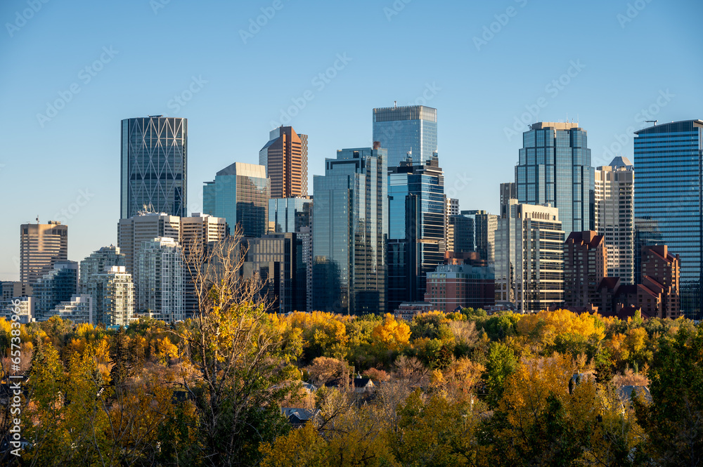 Obraz premium View of Calgary's modern skyline on a beautiful autumn evening.