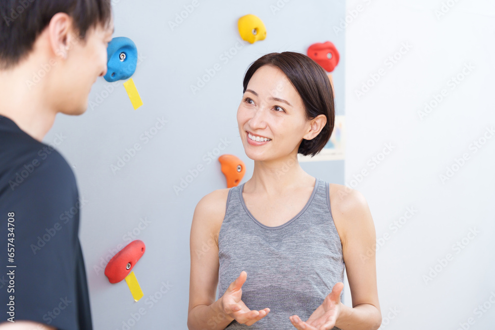 ボルダリングの説明をする講師