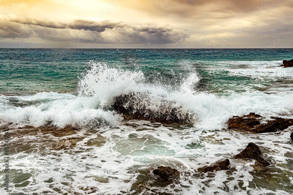 Fototapeta premium waves crashing on the rocks, dramatic sky
