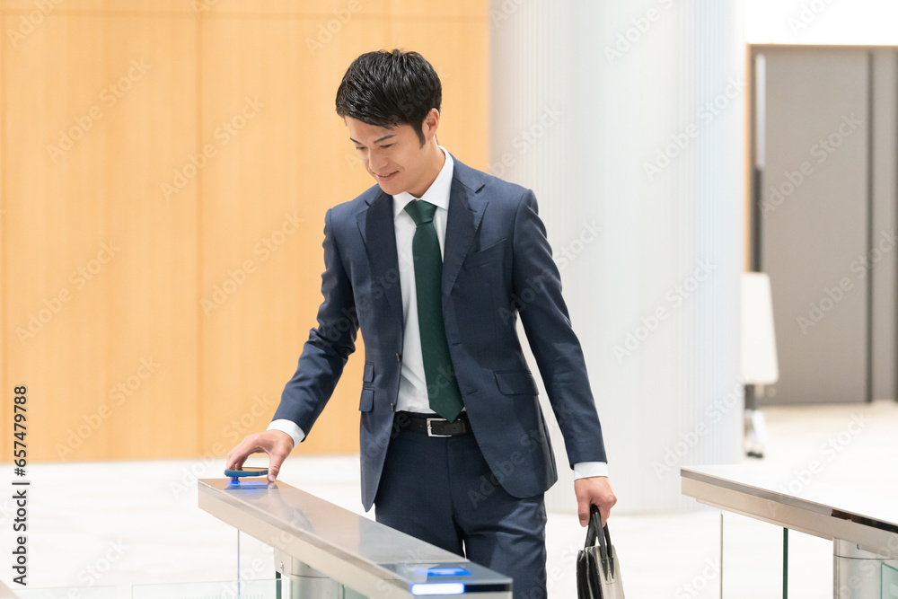 Fototapeta premium 通勤するビジネスマン・ゲート