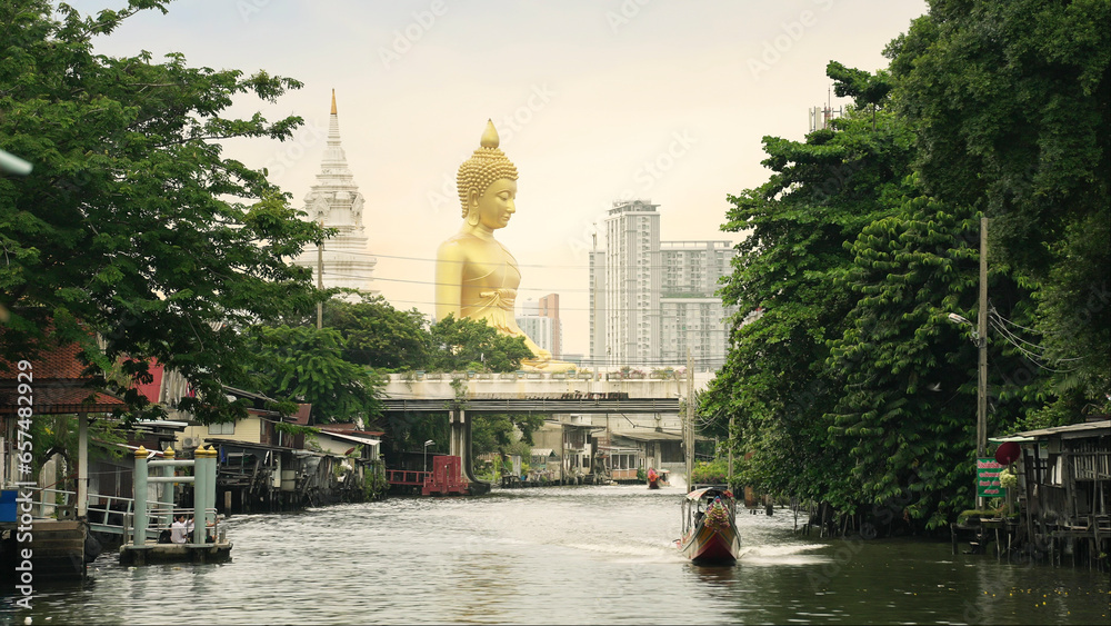 Obraz premium The giant buddha statue at the Wat Paknam Phasi Charoen temple in Bangkok, Thailand. Famous buddhist and the peaceful beauty in Bangkok, Thailand