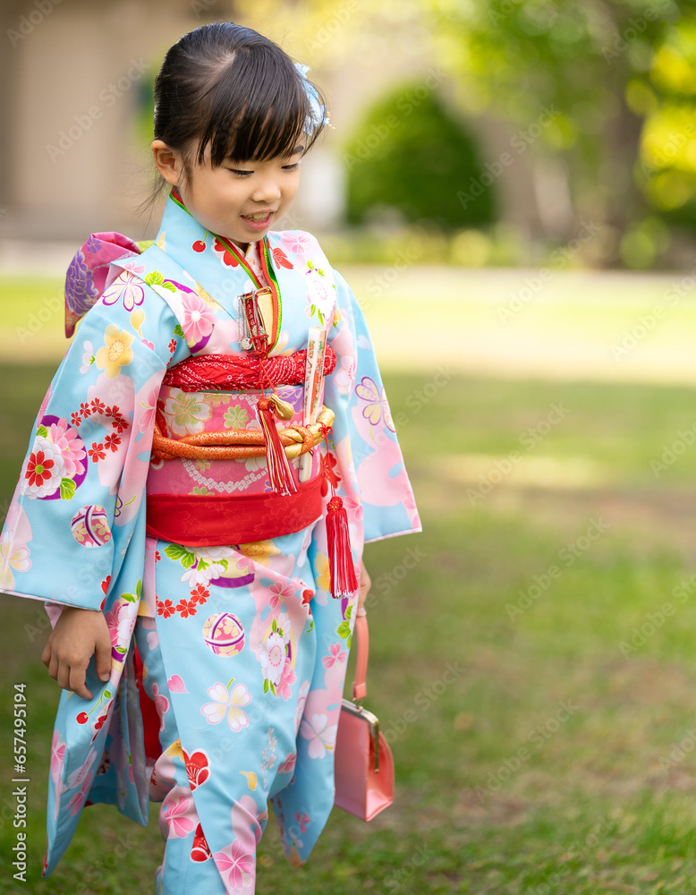 七五三での着物で歩く少女