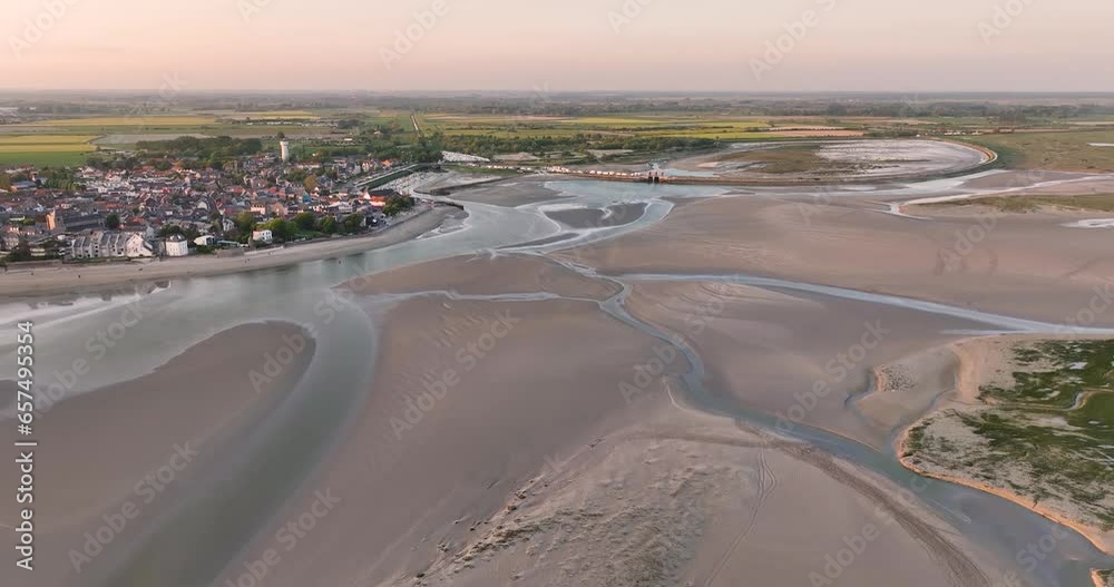 Survol de la baie de Somme au lever du jour près de Le Crotoy Survol de la baie de Somme au lever du jour près de Le Crotoy