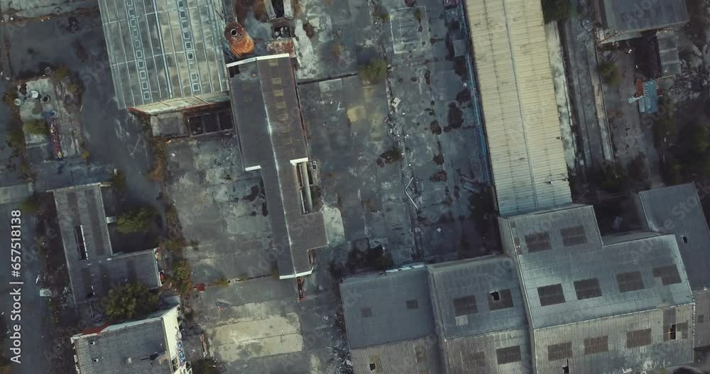 Prise de vue aérienne au drone d'une usine désaffectée, session urbex nature, ancien bâtiment, pollution, apocalypse