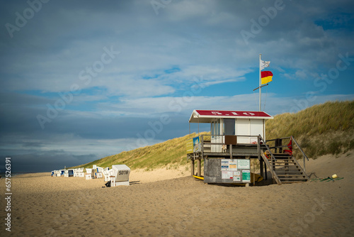 Plage déserte à l'ouest de l'île de Sylt avec ces cabane de plage typique et les gardes plage en septembre. photo