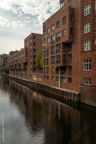 B  timents en brique rouge au bord d un canal    Hambourg