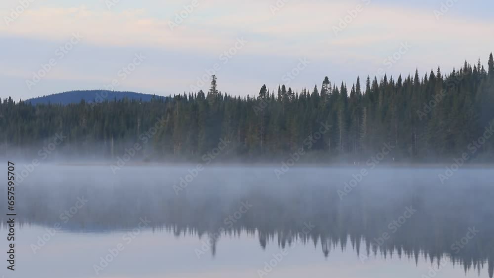 Brume sur le lac dans les montagnes. Quebec, Canada. Tôt le matin.