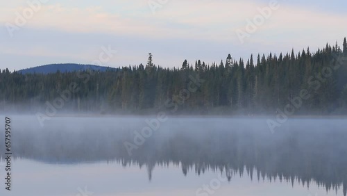Brume sur le lac dans les montagnes. Quebec, Canada. Tôt le matin. photo