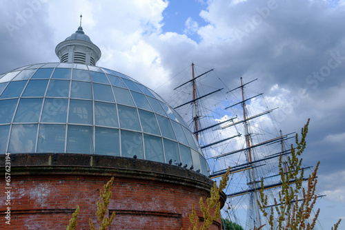 Foto Greenwich Foot Tunnel entrance and the masts of the Cutty Sark in Greenwich, London