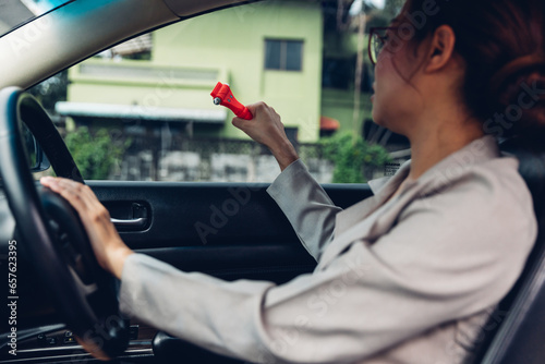 Bilde på lerret Woman use Safety Hammer and Seatbelt Cutter in Cars, break glass When emergency
