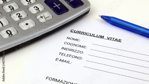 Curriculum Vitae una forma italiana, curriculum vitae vuoto con una penna e una calcolatrice. photo