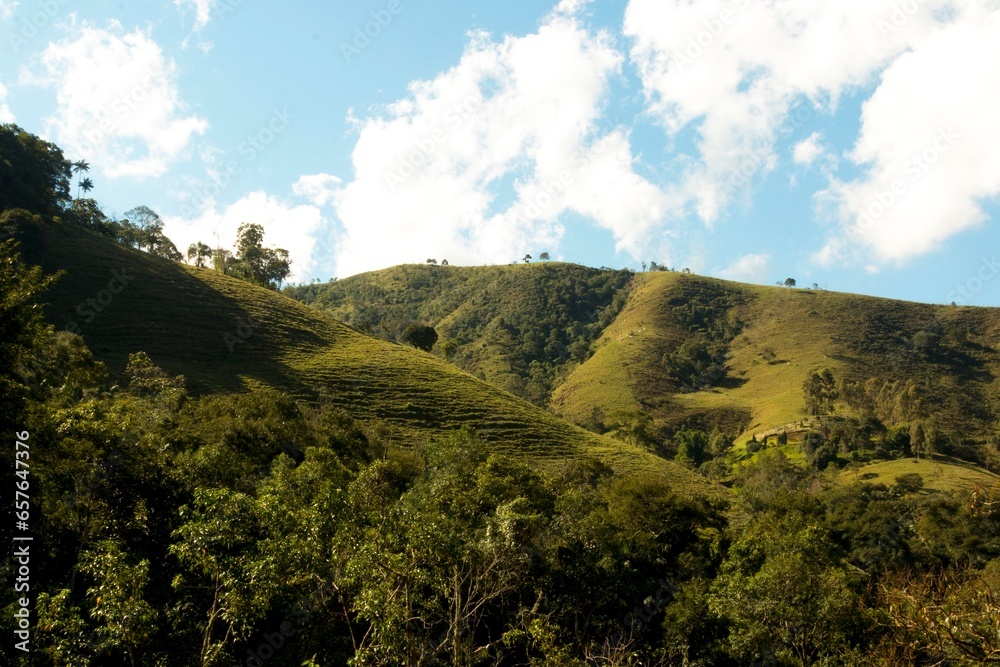 Serras, montes e montanhas com um vegetação incrível na região de São Francisco Xavier, São Paulo, Brasil. 